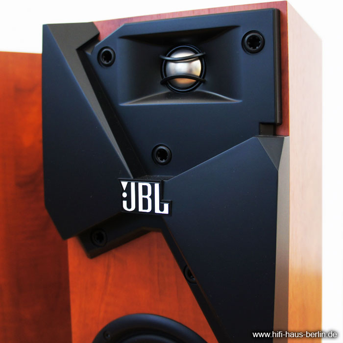 Detailfoto JBL Studio 130 ohne Frontblende, zu sehen ist der Hochtöner der Lautsprecherbox